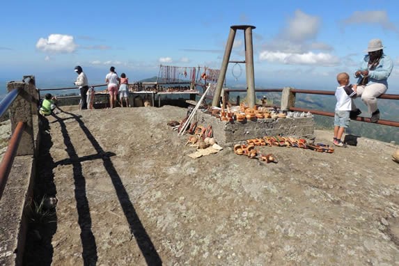 puestos de artesanía en el mirador 