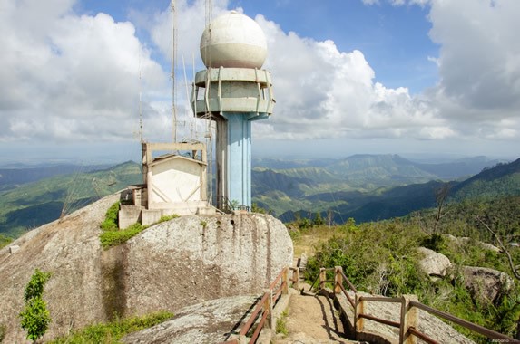 radar meteorológico sobre roca gigante