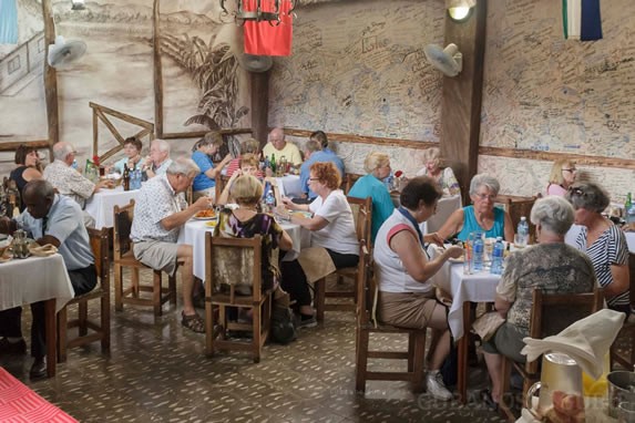 clientes en el interior del restaurante cenando