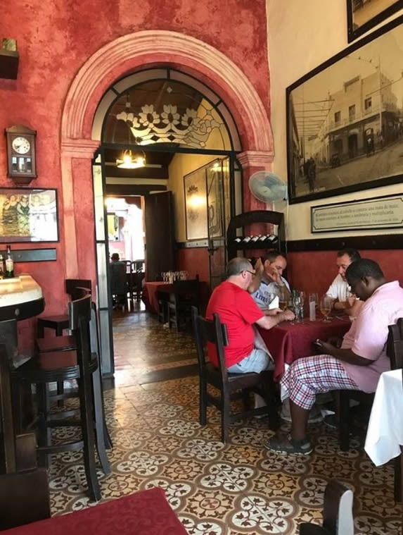 clientes cenando en en interior del restaurante