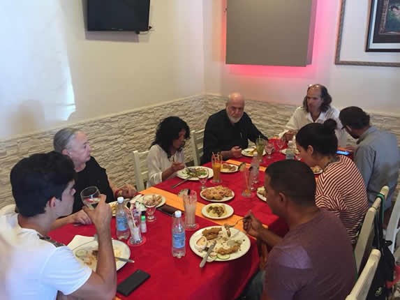 clientes disfrutando su comida en el restaurante