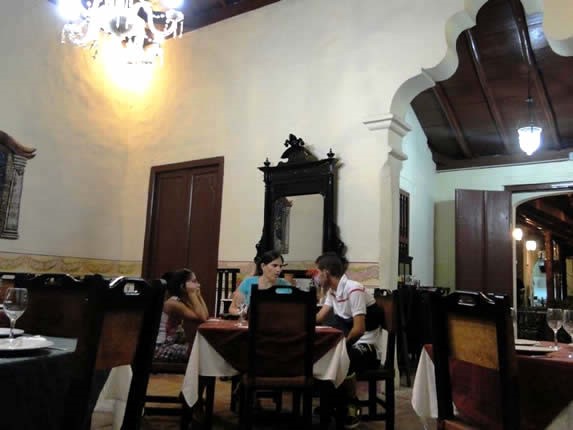 clientes sentados en el interior del restaurante