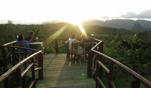 mirador con vista a las montañas al atardecer