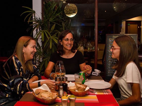 Vista de clientes disfrutando del restaurante