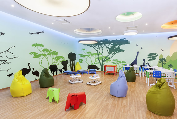 salón colorido con mobiliario infantil