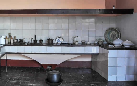 cocina antigua con accesorios de la época colonial