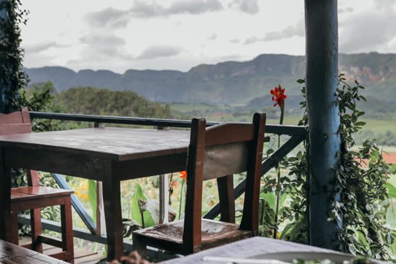 terraza con vista a las montañas y mobiliario 