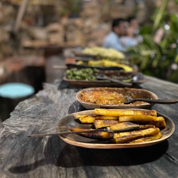 mesa rústica servida con platillos del restaurante