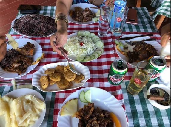 mesa llena de platillos criollos del restaurante