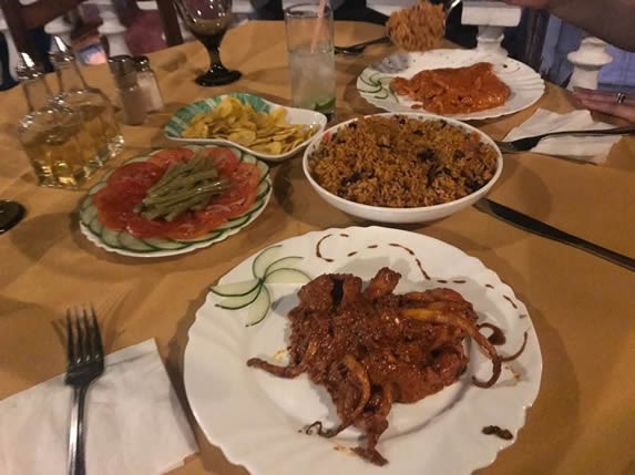 mesa con deliciosa comida del restaurante