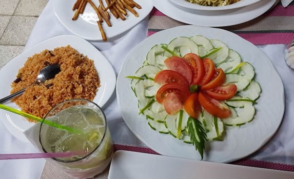 mesa servida con comida del restaurante