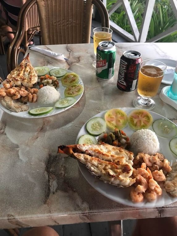 mesa servida con alimentos del restaurante