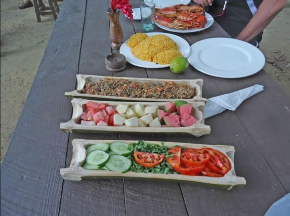 mesa de madera servida con comida del restaurante
