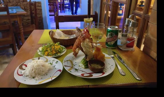 mesa de madera servida con plato de langosta