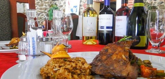 Comida servida en el restaurante La Bodeguita