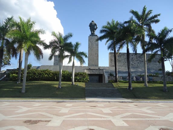 vista trasera del monumento rodeado de palmeras