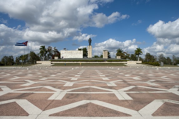 vista de la plaza donde se encuentra el monumento 