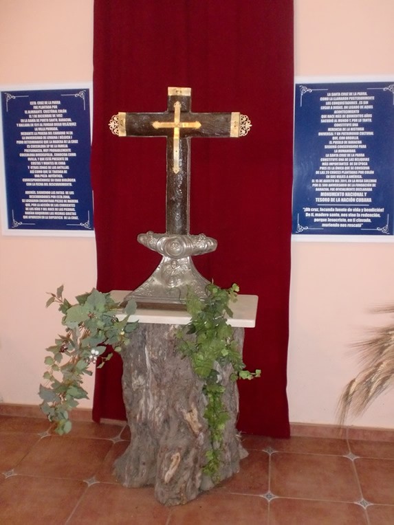 cruz de madera con detalles dorados 