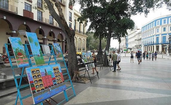 vista de exposición de cuadros en Paseo del Prado