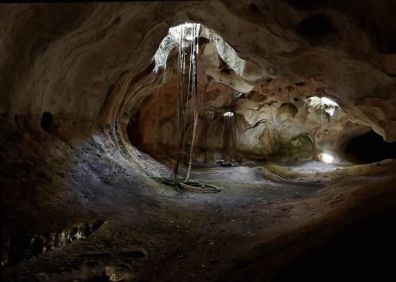 Interior de la cueva Ambrosio