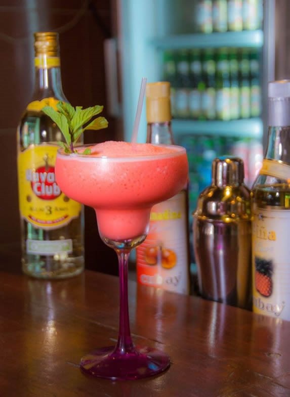 barra de madera con copa de daiquirí 