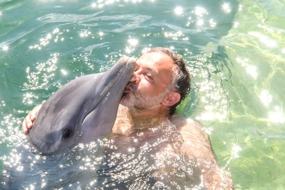 Turista nadando con los delfines en Varadero