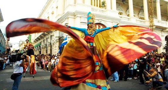 bailarines con coloridos vestuarios en un desfile