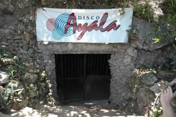 entrada a la cueva con cartel de bienvenida