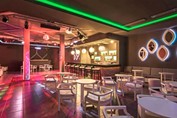 discoteca con bar y pista de baile con luces