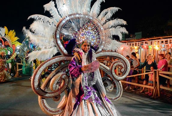 bailarina con disfraz de pulpo plateado 