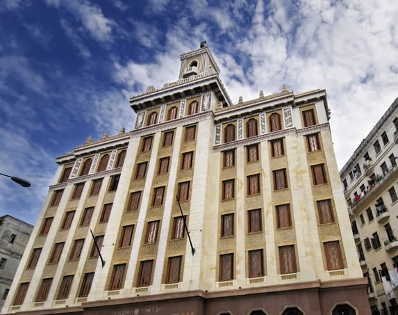 Vista del edificio art deco en la habana