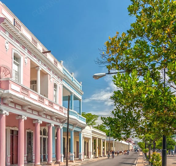 coloridos edificios coloniales en el paseo