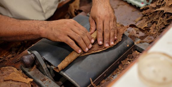 Elaboración de tabacos en la fábrica