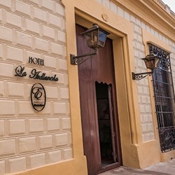 fachada colonial con ventanas de madera