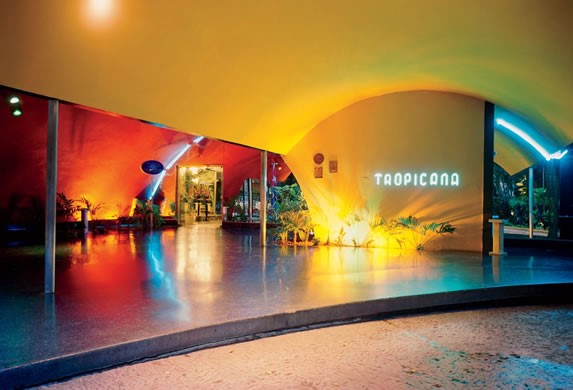 Entrada y recibidor de Tropicana