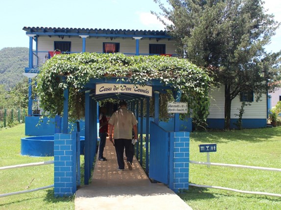 exterior del restaurante rodeado por vegetación