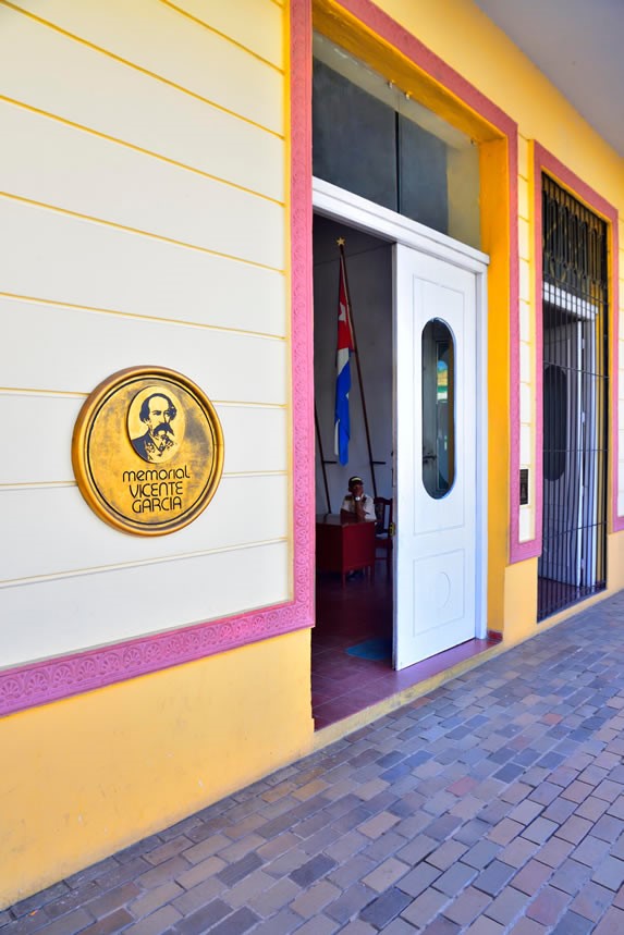 colonial house entrance with large doors