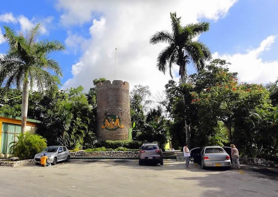 entrada de la finca con vegetación y parqueo