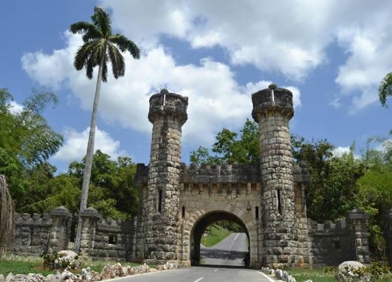 Entrada a la hacienda Cortina, Pinar del Rio