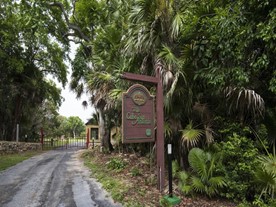 calle de entrada al hotel con señal de madera