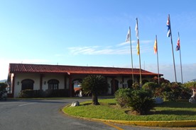 entrada del hotel con techo de teja rojo