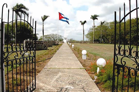 entrada con rejas de hierro y camino de cemento