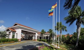 entrada del hotel con vegetación alrededor