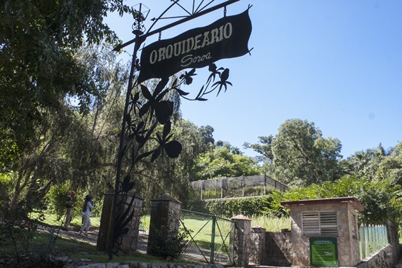 entrada con señal de madera y muros de piedra