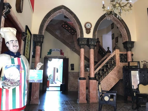 salón de paredes de mármol y mobiliario de madera