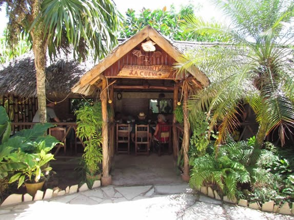 entrada del restaurante con techo de guano 