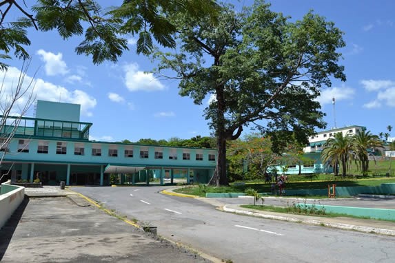 fachada del balneario rodeado de vegetación