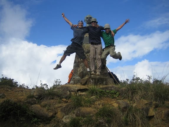 exploradores en la cúspide de la montaña saltando