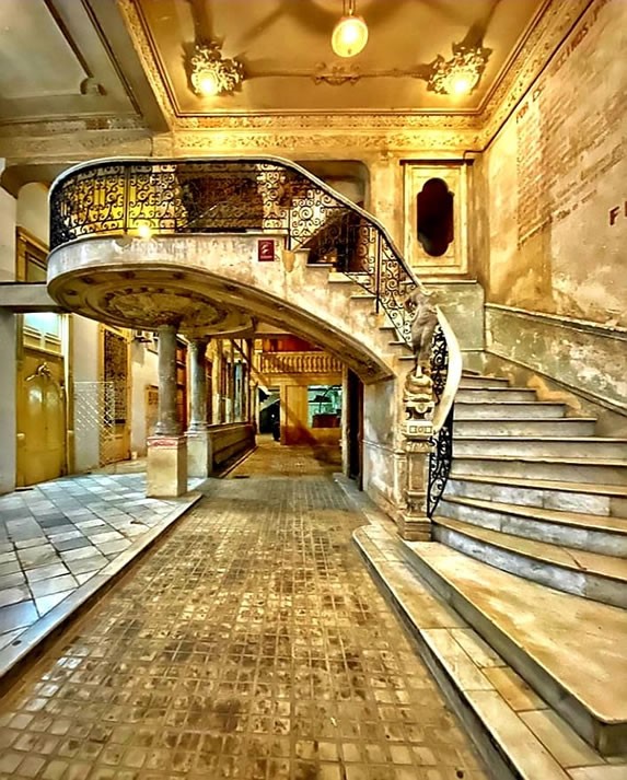 Escaleras en la entrada del restaurante