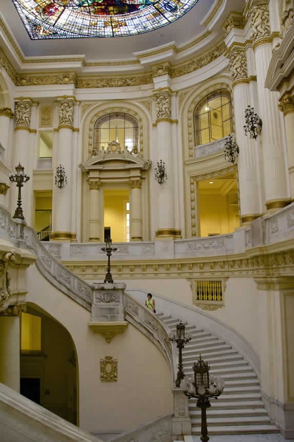 Escaleras en el interior del museo 